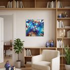 "The Art of Science" steht auf einem bunten Kunstwerk an der Wand. Ein gemütliches Zimmer mit Bücherregalen und Pflanzen.