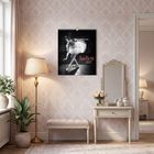 Text: "ballett 2027". Ein elegantes Zimmer mit einem Kalender an der Wand, klassisch eingerichtet mit Pflanzen und Spiegel.