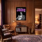 Text: "Jean-Pierre Leloir Jazz 2017." Wandkalender mit Jazzmusiker. Vintage-Wohnzimmer mit Ledersesseln, Plattenspieler und Instrumenten.