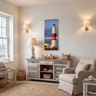 Ein Kalender mit "Leuchttürme 2027" hängt an der Wand in einem gemütlichen Raum mit maritimer Dekoration.