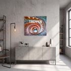 „TREPPEN“ in großen Buchstaben. Moderne Einrichtung: Schrank, Lampen, Regale, Fenster. Kunstwerk einer spiralförmigen Treppe.