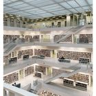 13 MÄR/APR, MO 29, DI 30, MI 31, DO 01, FR 02, SA 03, SO 04. Moderne Bibliothek mit offenen Räumen und Regalen.