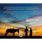 Text des Lukas-Evangeliums 2,1–5. „Unterwegs“. Silhouetten von Menschen und einem Pferd vor einem bunten Sonnenuntergang. 