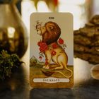 Text: "VIII", "DIE KRAFT". Eine Illustration zeigt einen Löwen mit Rosen um seinen Körper und eine Maus auf seiner Nase.