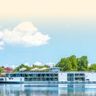 Text: "OBERRHEIN" oben; "Blick auf Breisach" unten. Weiße Yacht auf einem Fluss, umgeben von Bäumen.