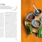 "Pfeffer und Chilis", Text über Pfefferarten. Rechts Pfeffermischungen in Schalen, frische Blätter und grüne Pfefferzweige.