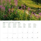 Kalender für April mit bergiger Landschaft. Schneebedeckte Berge, grüne Hänge und violette Blumen im Vordergrund.