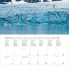Kalender für Dezember in verschiedenen Sprachen. Eisberg und Berglandschaft oben. Notizfelder für November und Januar.