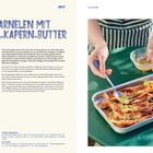 Riesengarnelen mit Fenchel-Kapern-Butter. Links Rezepttext, rechts Frau in gestreifter Schürze, die Garnelen serviert.