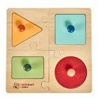 "Montessori by Eichhorn": Ein Holzpuzzle mit bunten Formen: Dreieck, Quadrat, Rechteck, Kreis mit Knäufen.