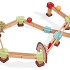 Eine bunte Holzbahn zum Spielen, mit kleinen Brücken, bunten Kugeln und einem dekorativen Häuschen.