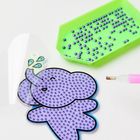 Buchstaben "B" auf klarer Folie. Darunter ein lila Elefant aus einer Bastelarbeit mit grüner Schale und Stift.