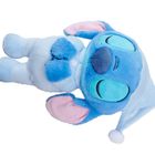 Ein blaues Plüschspielzeug mit geschlossenen Augen und einer Schlafmütze. Es hat große Ohren und eine rosa Innenseite.