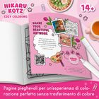 "Share your beautiful artwork." Ein offenes Malbuch mit bunten Illustrationen, rosa Hintergrund, Kaktus und Tee.