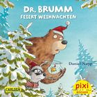 Titel: "DR. BRUMM FEIERT WEIHNACHTEN". Ein Bär mit Weihnachtsmütze hält ein Goldfischglas. Logo unten rechts. Schneelandschaft.