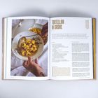 Rechts: "Tortellini in Brühe". Links: Ein Teller mit gelben Tortellini und einer Kelle. Hände halten den Teller.
