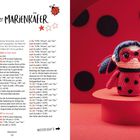 Tollpatschiger MARIENKÄFER. "ICH BIN 10 cm GROSS!" Rotes, gehäkeltes Marienkäfer-Spielzeug auf rot-schwarzem Hintergrund.