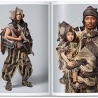 Zwei Modellen in strukturierten, fransigen Outfits; ein Erwachsener und ein Kind.