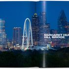 "MARGARET HUNT HILL BRIDGE. Dallas, Texas, USA, 2010-2012." Skyline bei Nacht mit beleuchteter Brücke und hohen Gebäuden.