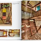 "Various types of walls create an exciting interplay of light and shadow." Innenansicht eines Gebäudes mit Holz- und Bambusstrukturen.