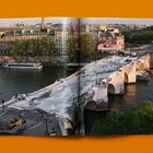 Keine sichtbaren Texte. Eine Brücke ist mit einer grauen Struktur bedeckt, die wie Felsen aussieht, und spiegelt sich im Wasser.