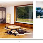 Installation view, 2025, Haus Lange. Raum mit Holztisch, Hockern und großem Fenster, daneben Bild eines modernen Wohnzimmers.