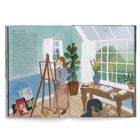 Text: "1901 - 25 Jahre. Unsere Hochzeit findet am 25. Mai im kleinen Kreis statt. Nach meinem Umzug."

Eine Frau malt an einer Staffelei in einem Atelier mit hellen Fenstern und Pflanzen. Ein Tisch mit Vasen und Skizzen liegt daneben.