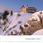 Kalender Dezember 2027: Schneebedecktes Berghaus in malerischer Winterlandschaft der Bayerischen Voralpen bei Morgenstimmung.