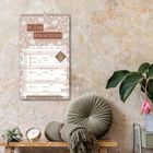 PLÄNE SCHMIEDEN 2024 FAMILIENPLANER. Ein Kalender hängt an der Wand, daneben Kissen und Pflanzen.