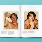 Links: flexender Arm, rechts: Kopf mit Hand am Kinn. Text spricht über Arnold und seine Erfahrungen bei Fotoshootings.