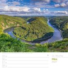 März 2027, Kalender. Blick auf Saarlands Flussschleife in grüner Hügellandschaft unter blauem Himmel mit Wolken.