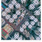 Kalender für März 2027, 11. Woche. Bild zeigt dicht bebaute Hochhäuser mit schiffsähnlicher Struktur in der Mitte.