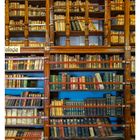 14. April, Montag 5 bis Sonntag 11. Alte Bibliothek mit Holzregalen und zahlreichen Büchern in verschiedenen Farben.