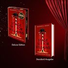 „A Stage Set for Villains“ steht groß auf einem Buch mit rotem Vorhang und goldenen Symbolen: Spiegel, Dolch, Krone.