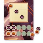 Spielbrett mit Gitternetz. Spielsteine mit Fledermäusen und Kürbissen. Hintergrund mit Spinnennetz und herbstlichen Farben.