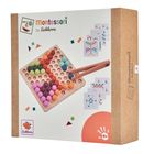 "montessori by Eichhorn", bunte Kugeln auf Holzbrett mit Löchern, Karten im Hintergrund, Logo unten links.
