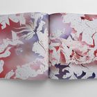 Farbverlauf von Rosa zu Lila mit geometrischen, gefalteten Papiervögeln.