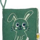 Grüne, gerippte Stofftasche mit einer Stickerei eines lächelnden Hasen und einem goldenen Herzsymbol auf einem Etikett.