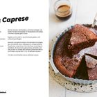 Torta Caprese, Rezept und Zutaten. Rechts: eine runde Schokoladentorte mit einem Stück auf einem Kuchenheber.