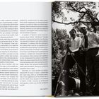 "EPILOGUE" steht oben links. Rechts davon stehen zwei Männer im Anzug neben einer Kamera unter einem Baum.