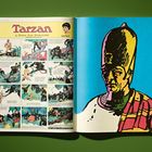 Comic mit "Tarzan" von Edgar Rice Burroughs links, Illustration eines Mannes mit hohem Hut rechts.