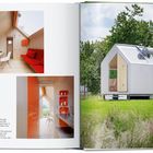 Text: "Above and right: Although the camera lens makes the space look more ample...". Darunter Bilder eines modernen Minihauses.