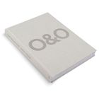 Auf dem Buchdeckel steht „O&O“. Der Buchrücken zeigt „O&O Baukunst 2012-2024“. Das Buch ist in hellem Leinen gebunden.