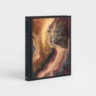 Eine abstrakte Malerei mit Wirbeln in Rot-, Weiß-, Grün- und Brauntönen. Dynamische Formverläufe.