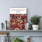"Literaturkalender Kunst, 20. Woche, 53. Blatt, 27." Wandkalender mit abstrakter, farbenfroher Kunst. Regal mit Gewürzen und Pflanzen.