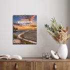 Kalender mit "Wanderungen in Deutschland 2024". Darunter: Landschaftsfoto, im Vordergrund Tisch mit Buch und Vase.