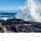 Kalenderdaten 22–28 März, Feiertage: Karfreitag, Ostersonntag. Küste mit Wellen, felsige Landschaft im Hintergrund.