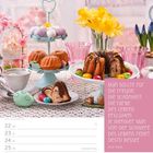 Zitat: „Man sollte für die Freude, die Schönheit, die Farbe des Lebens erglühen. Je weniger man von der Schwere des Lebens redet, desto besser.“ Kalenderblatt mit österlicher Tischdekoration: Kuchen, Eier, Blumen.