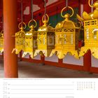 Kalenderseite für März. Laternen im Kasuga-Taisha-Schrein, Nara. Goldene hängende Laternen, rote und grüne Tempelstruktur.