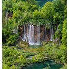 15 APRIL; Wasserfälle im Nationalpark Plitvicer Seen, Kroatien. Grüne Landschaft mit mehreren Wasserfällen und türkisfarbenen Seen.